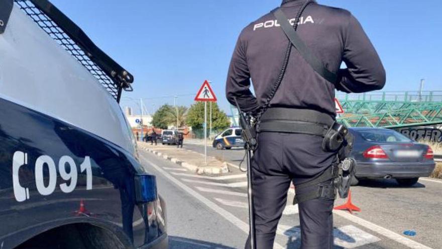 Un policía paga los cuatro potitos que un padre quería llevarse en un supermercado