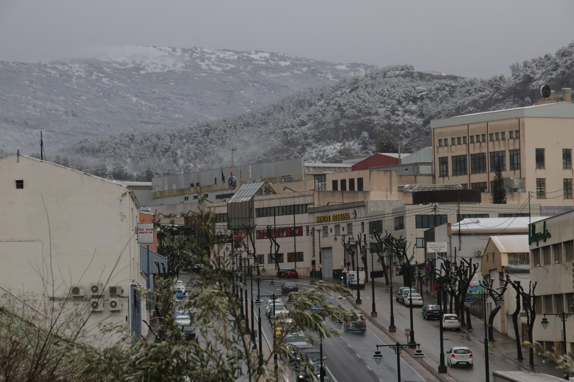 Alcoy y Banyeres se cubren de nieve dos días antes de comenzar la primavera