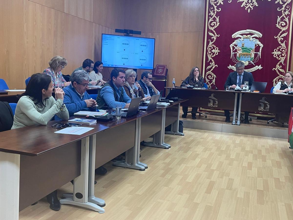 Miembros del equipo de gobierno de Puente Genil, durante la sesión plenaria.