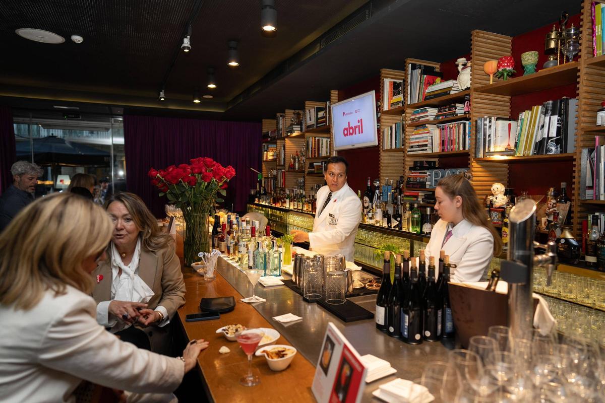 El suplemento abril de El Periódico celebra el Sant Jordi en el Speakeasy