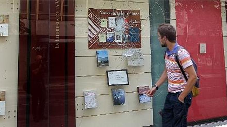 Cristal resquebrajado de la librería universitaria por el impacto de las piedras, ayer.