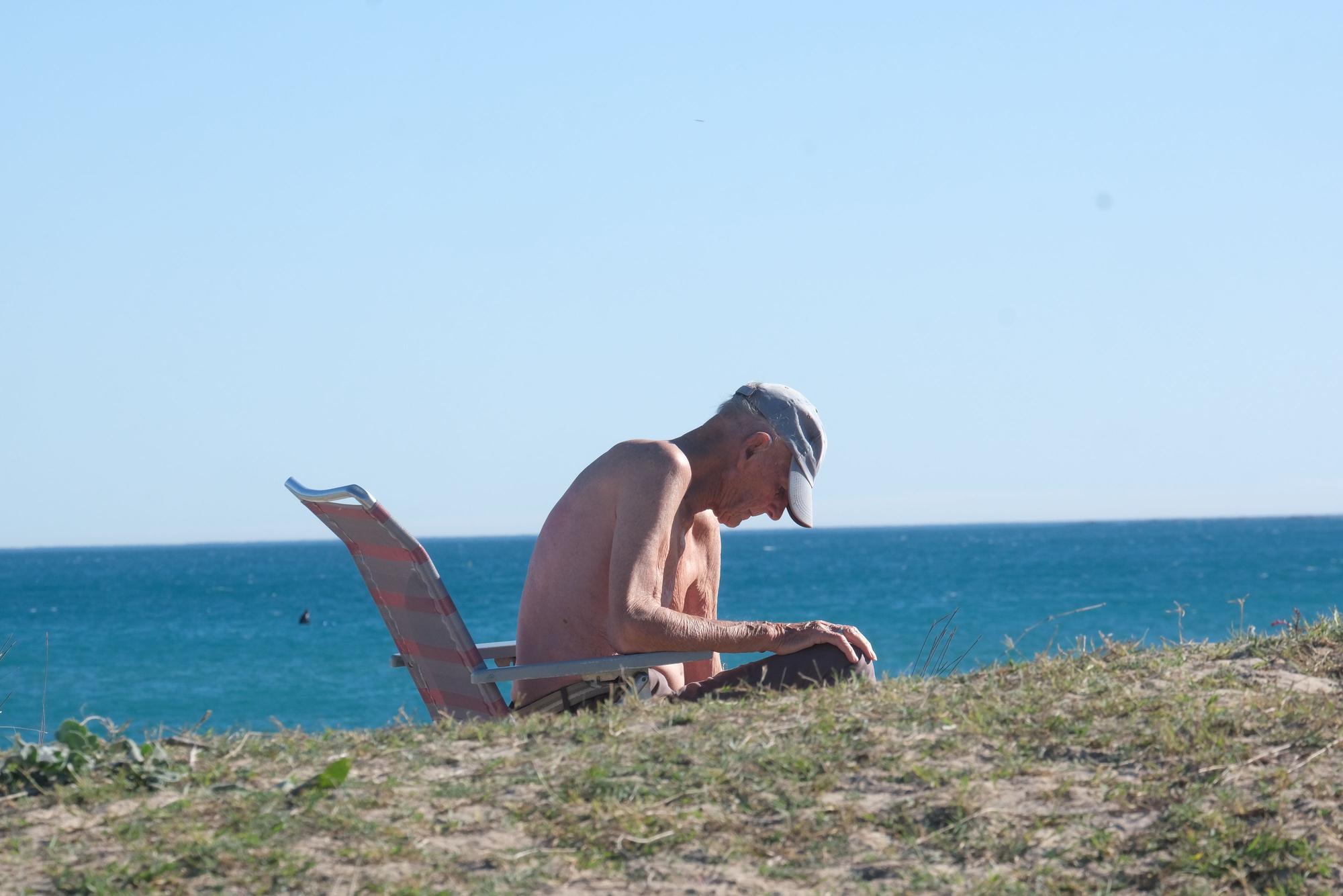 Jornada navideña playera en Elche. Numerosas personas disfrutan de las temperaturas de hasta 25 grados en la playa del Pinet en La Marina