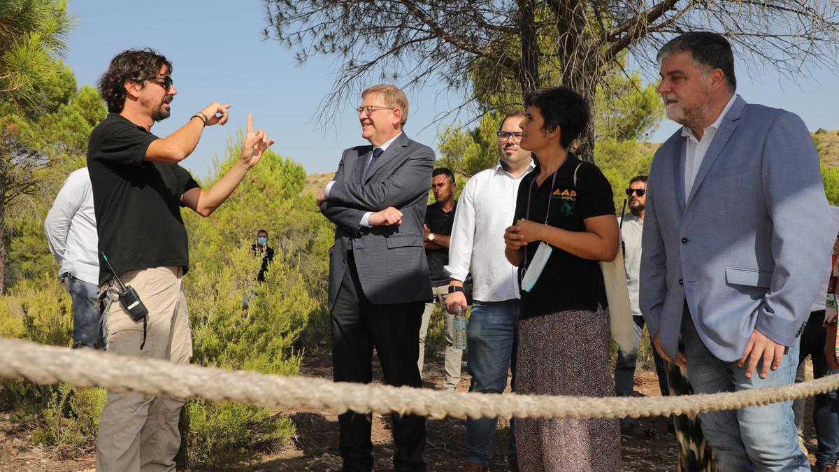 Ximo Puig conversa junto al equipo de Primadomus durante su visita al centro este martes en Villena