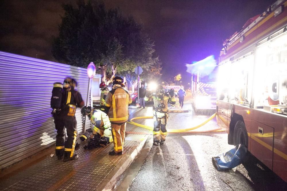 Los bomberos trabajan para apagar el incendio.