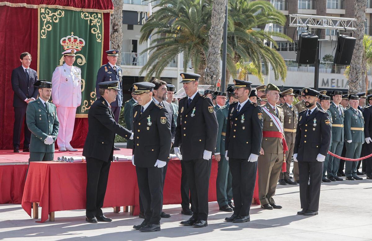 La Guardia Civil de Alicante celebra en el Puerto el día de su Patrona con entrega de condecoraciones