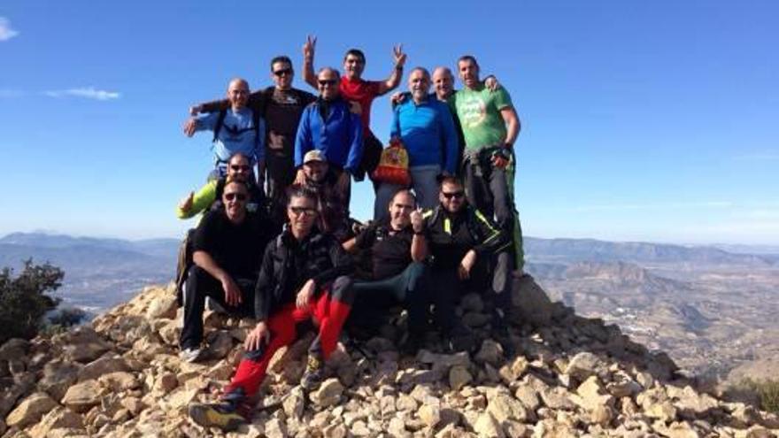 Un discapacitado alcanza la cima del Cid con la ayuda de voluntarios