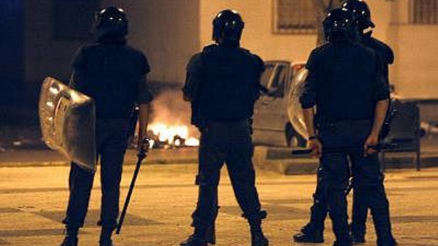 La segunda noche de disturbios en Roquetas acaba con cuatro detenidos y un agente herido