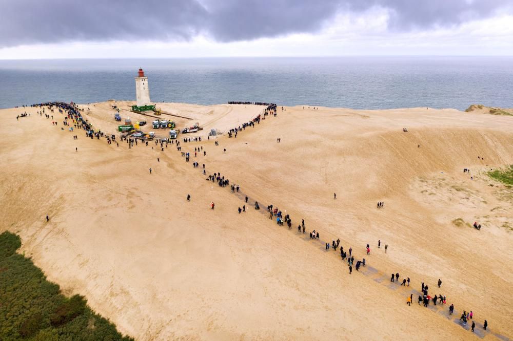 Dinamarca traslada un faro histórico para salvarlo del avance del mar.