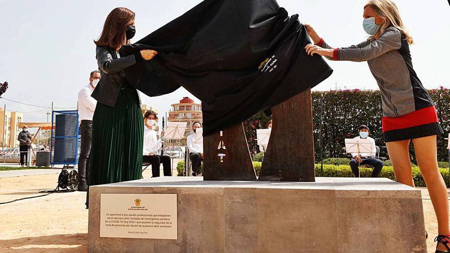 La alcaldesa y la concejala descubren el monumento.