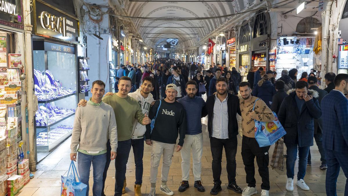 La expedición del  Villarreal CF aprovechó la tarde libre de ayer para visitar los monumentos más emblemáticos de la preciosa ciudad de Estambul, en la que no pudo faltar el paso por el Gran Bazar.