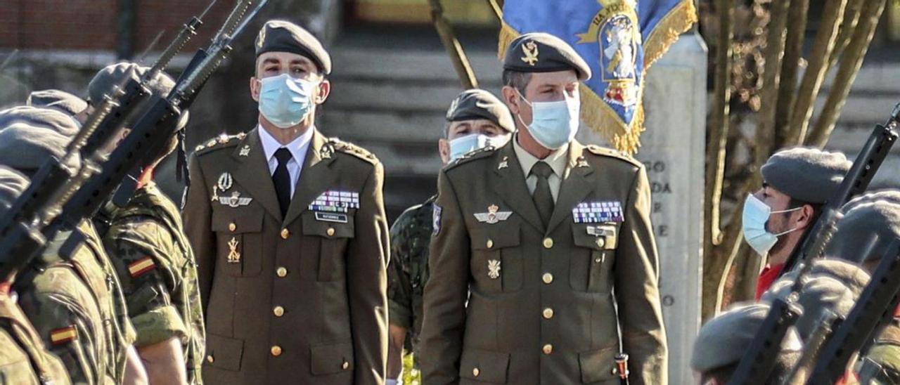 El coronel Pedro Luis Gutiérrez Alcalá, a la izquierda, y el general jefe de la BRILAT, Luis Cortés Delgado, durante la parada militar. | Irma Collín