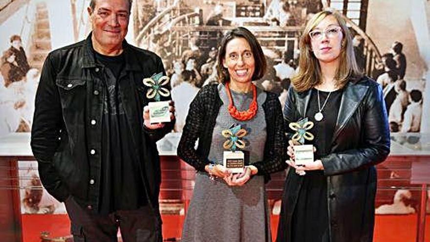 Amador Castro, Rosa Aneiros e Emma Pedreira, onte, cos galardóns.