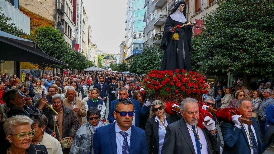 La multitudinaria procesión recorrió las calles de Vilagarcía bajo un sol espléndido. El día fue mejorando con el paso de las horas.