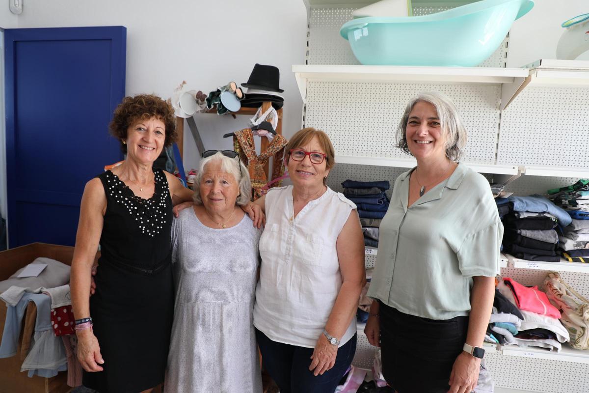 De izquierda a derecha, Maria Torres, Ángeles Castellanos, Carmen Ferrer y Sara Miguel Tur, voluntarias de Formenterers Solidaris, en el local de la asociación.