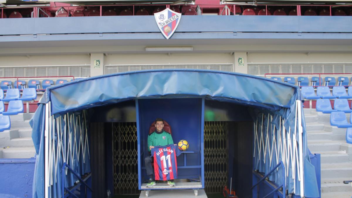 Gallar posa con su camiseta en el túnel de vestuarios de El Alcoraz