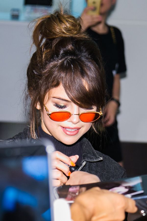 ¿Selena Gomez vuelve a poner de moda las gafas de colores?