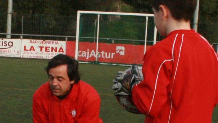 Iván Iglesias enseña a un chaval a parar un balón, ayer en su escuela JIN.