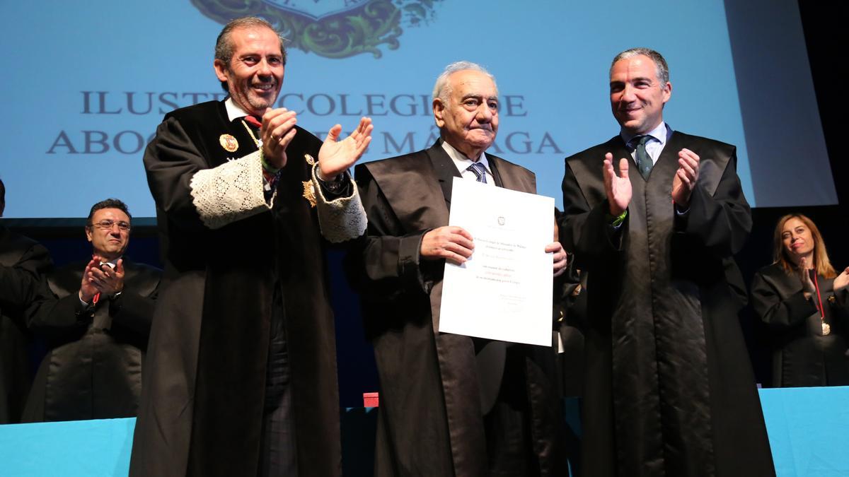 Sentob Bendodo, tras recibir el homenaje del Colegio de Abogados de Málaga por sus 50 años de dedicación profesional en 2017.
