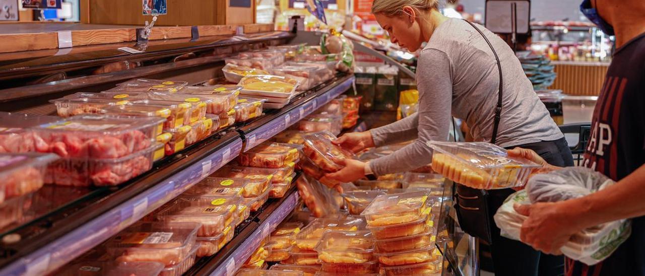 Una mujer hace la compra en un supermercado.