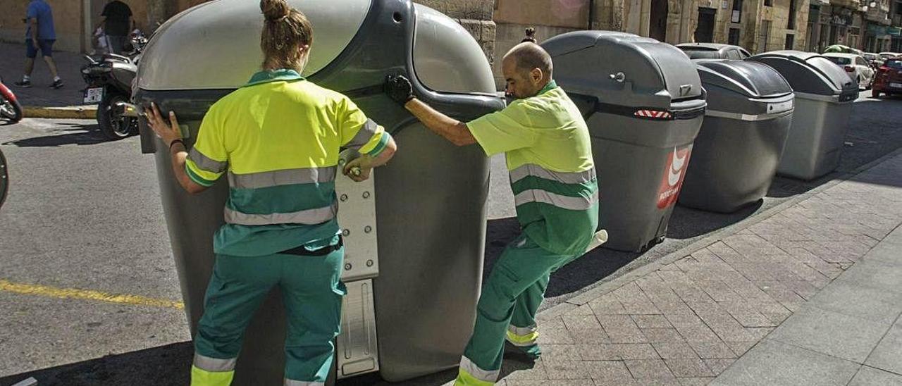 Trabajadores del actual servicio de limpieza y recogida de residuos de Elche.