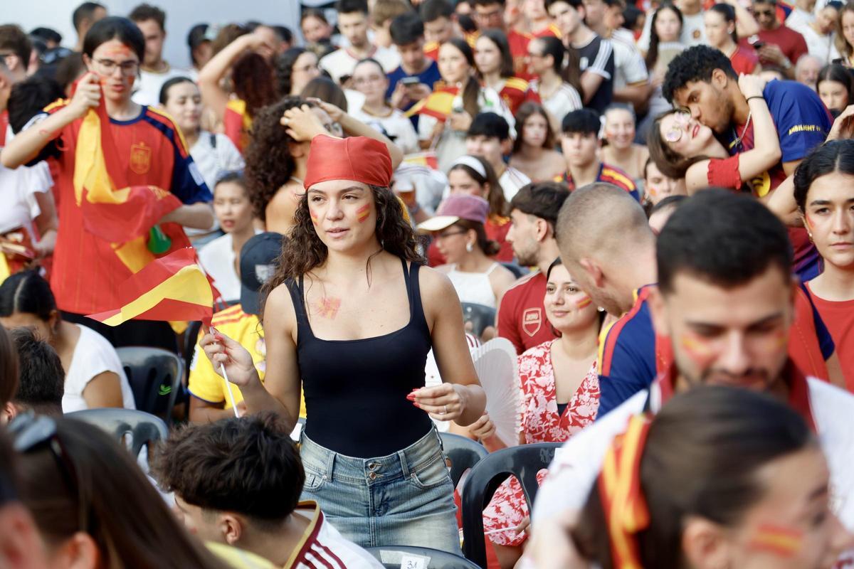 Las mejores imágenes de la afición española en la avenida Teniente Flomesta Las mejores imágenes de la afición española en la avenida Teniente Flomesta
