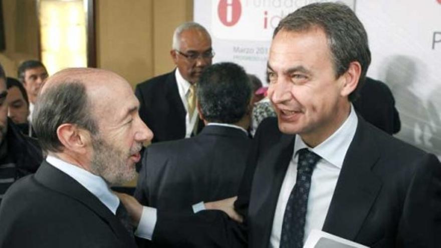 Rubalcaba bromea con Zapatero sobre su rivalidad futbolística