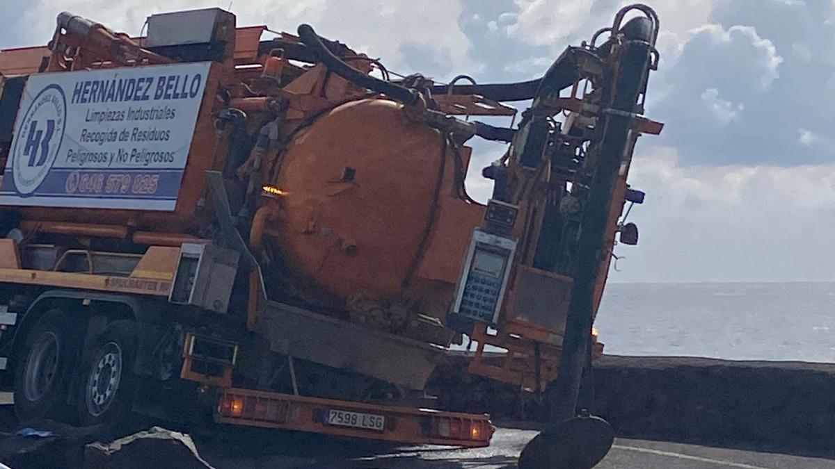 Parte de un camión de desatascos cae a un agujero en Punta Mujeres (Lanzarote)