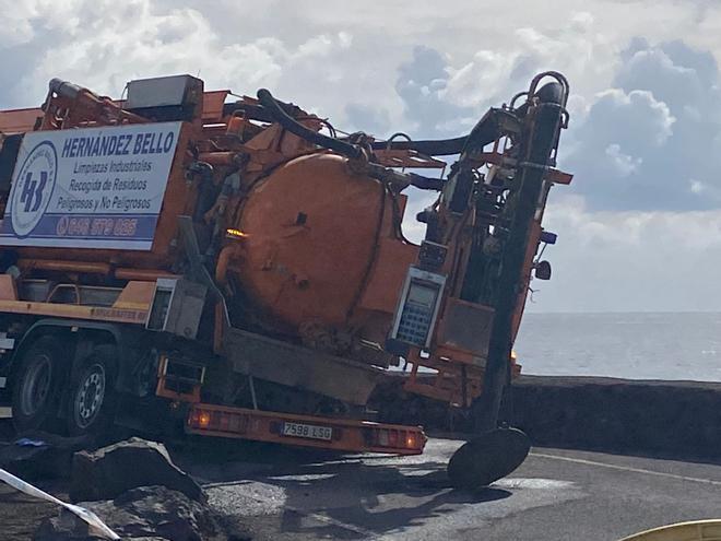 Parte de un camión de desatascos cae a un agujero en Punta Mujeres (Lanzarote)