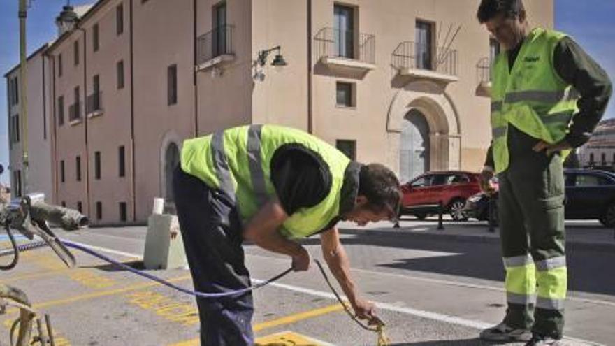 Operarios trabajando en el día de ayer en la señalización de los aparcamientos.