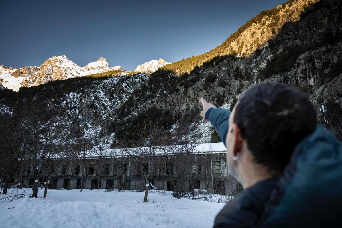 Un montañero vasco señala la ruta que realizó este lunes en el entorno del balneario de Panticosa, donde murieron tres esquiadores por un alud en el pico Tablato.