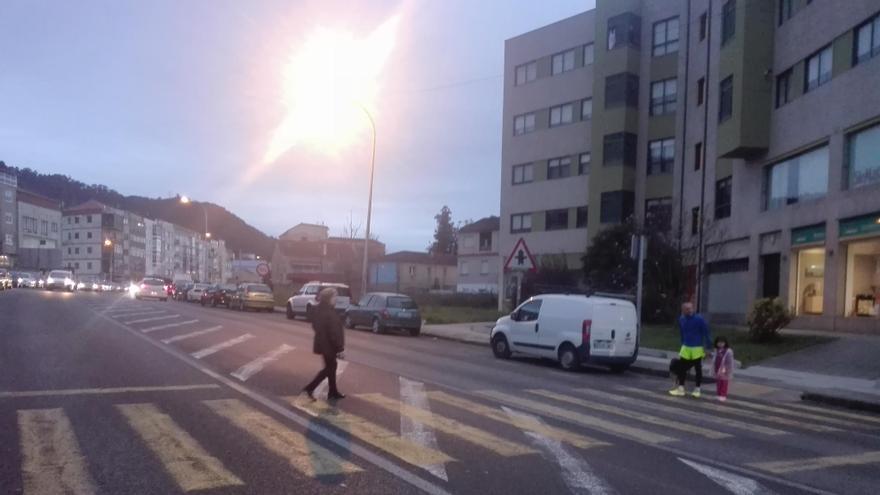 La iluminación se mejoró en varios tramos en la Avenida de Redondela, en Chapela. / A.P.