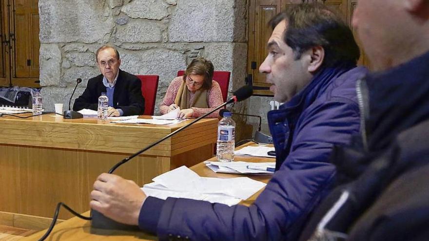 El portavoz del PP y exalcalde, Salvador González Solla, en una intervención en pleno. // A. Hernández