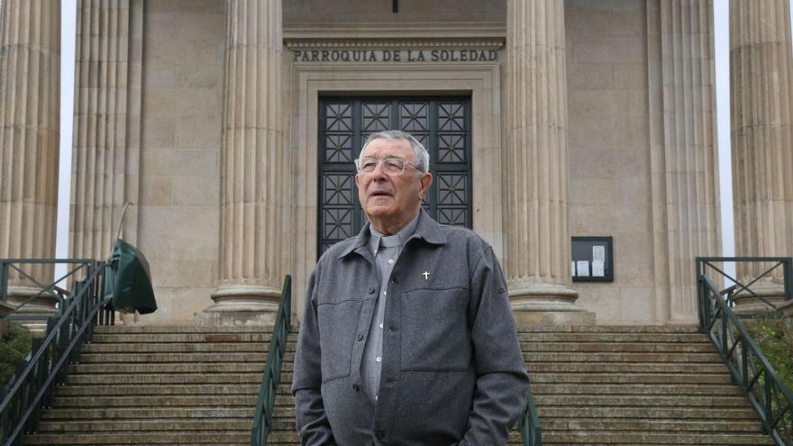 Alberto Cuevas, frente a la parroquia de la Soledad.