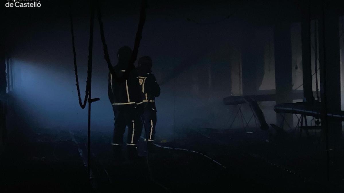 Los bomberos trabajando en el recinto.