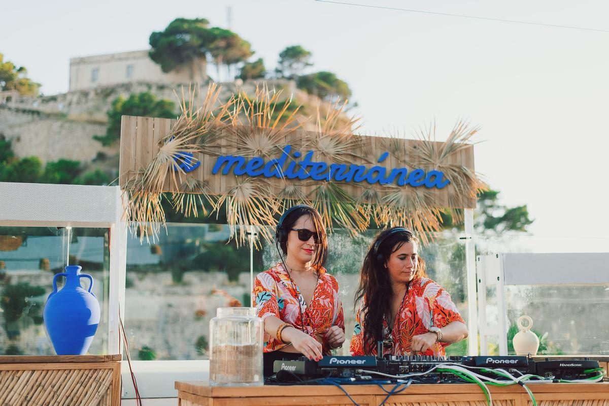 Música y buen ambiente en la terraza de La Mediterranea
