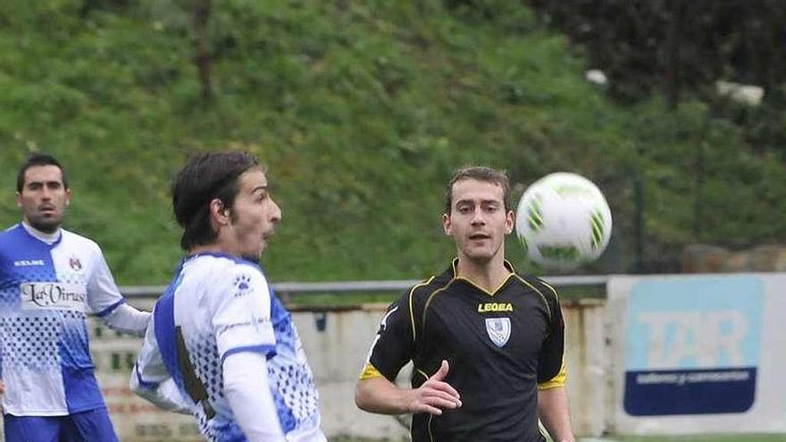 Abel despeja el balón en el choque ante el Lugones.