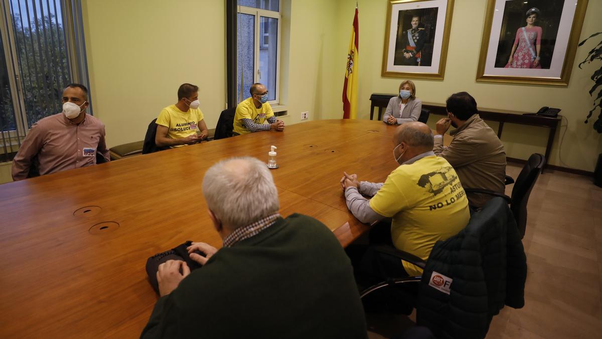 Centenares de personas salen a la calle en Oviedo al grito de "Alcoa no se cierra"