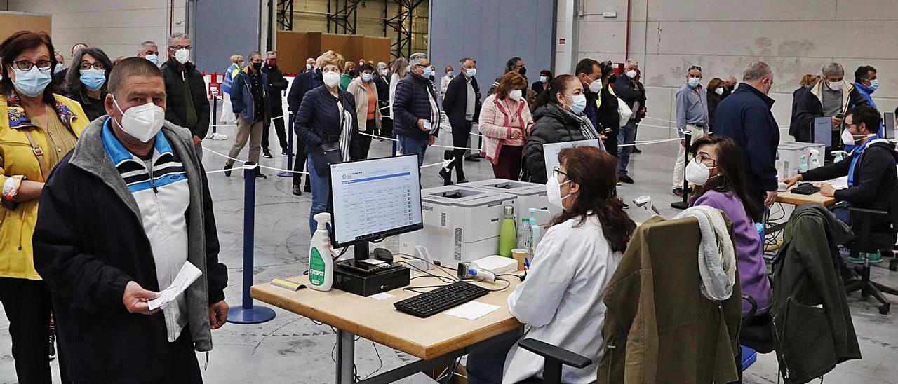 Ciudadanos, a la espera de ser vacunados en el Ifevi de Vigo