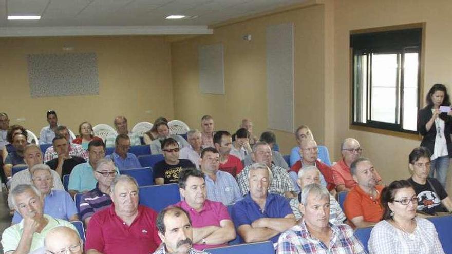 Asistentes a la asamblea celebrada en Ardán. // S. Álvarez