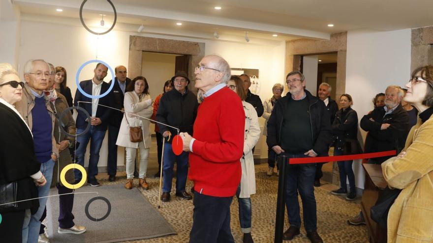 En el centro, de rojo, Faustino López, dando explicaciones en plena visita guiada.