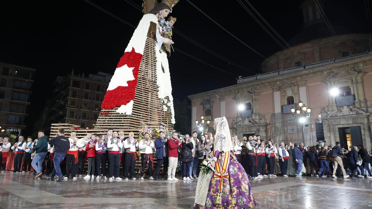 Ofrenda Fallas 2023 | Así ha sido la llegada de Paula Nieto a la plaza de la Virgen y la Basílica