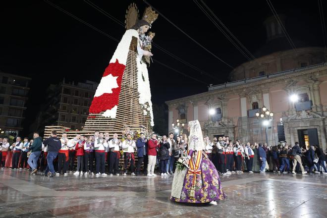 Ofrenda Fallas 2023 | Así ha sido la llegada de Paula Nieto a la plaza de la Virgen y la Basílica