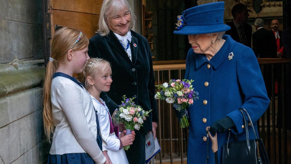 Isabel II usa en público un bastón