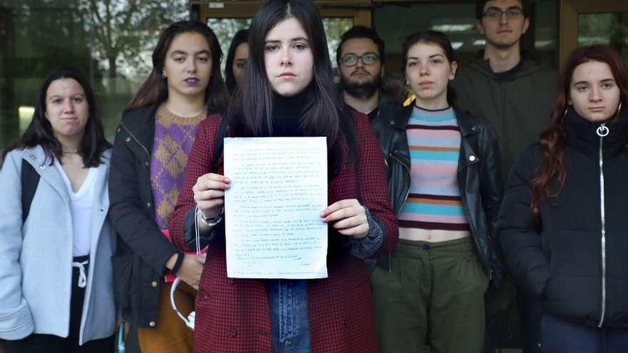 La alumna Carmen Carballido, ayer, arropada por compañeros de clase. // Xoán Álvarez