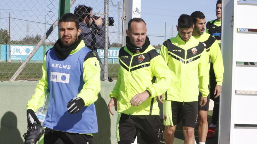 Alexander y Nino saliendo del campo anexo después de un entrenamiento