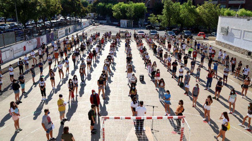 Vista aèria d&#039;alumnes de 3r d&#039;ESO, mantenint distància i amb mascareta