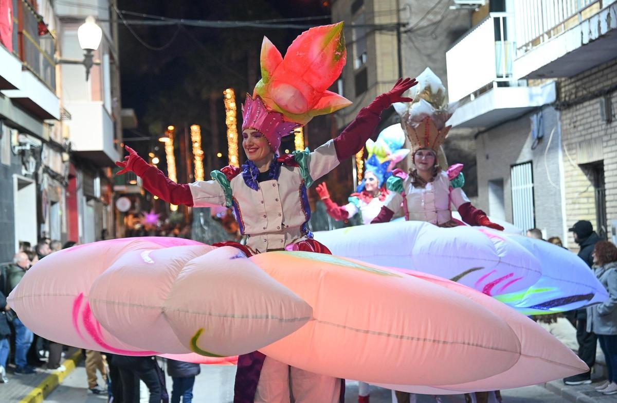 Miles de personas contemplan la Cabalgata de despedida de los Reyes Magos en Orihuela