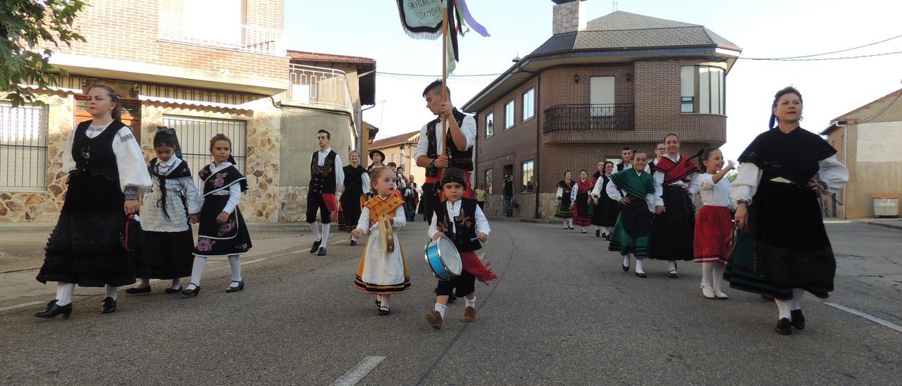 Desfile de &quot;La Rueca&quot; por San Pedro de Ceque en 2018.