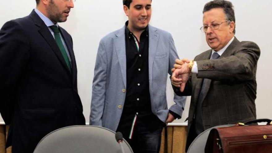 De izquierda a derecha, Mario Arias Navia, el estudiante Daniel Ares y Ramón Punset, ayer, antes del acto.
