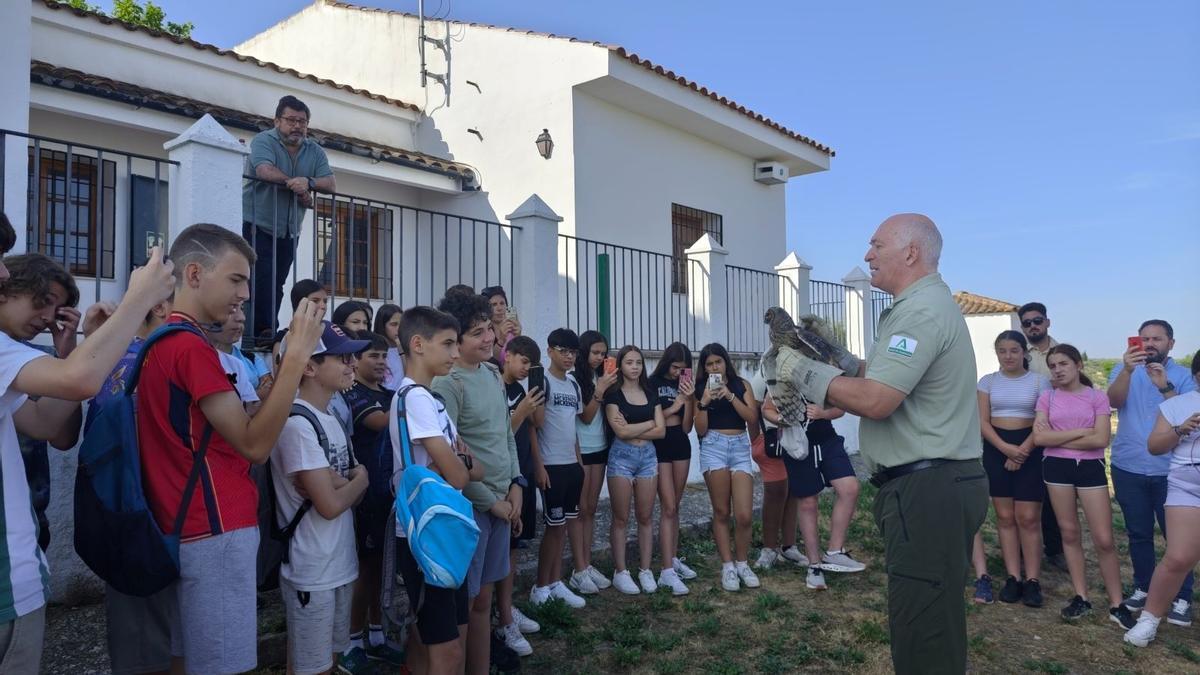Los alumnos observan la suelta de una de las aves.